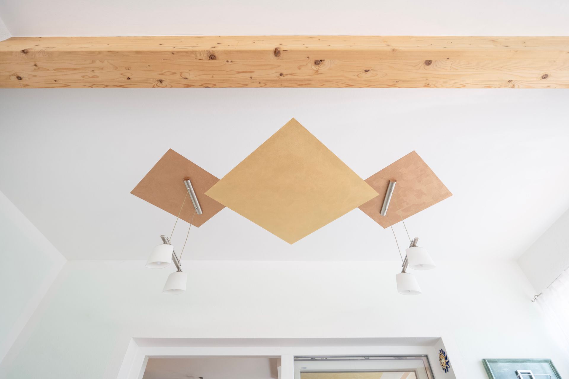 eine Decke mit einem geometrischen Design darauf