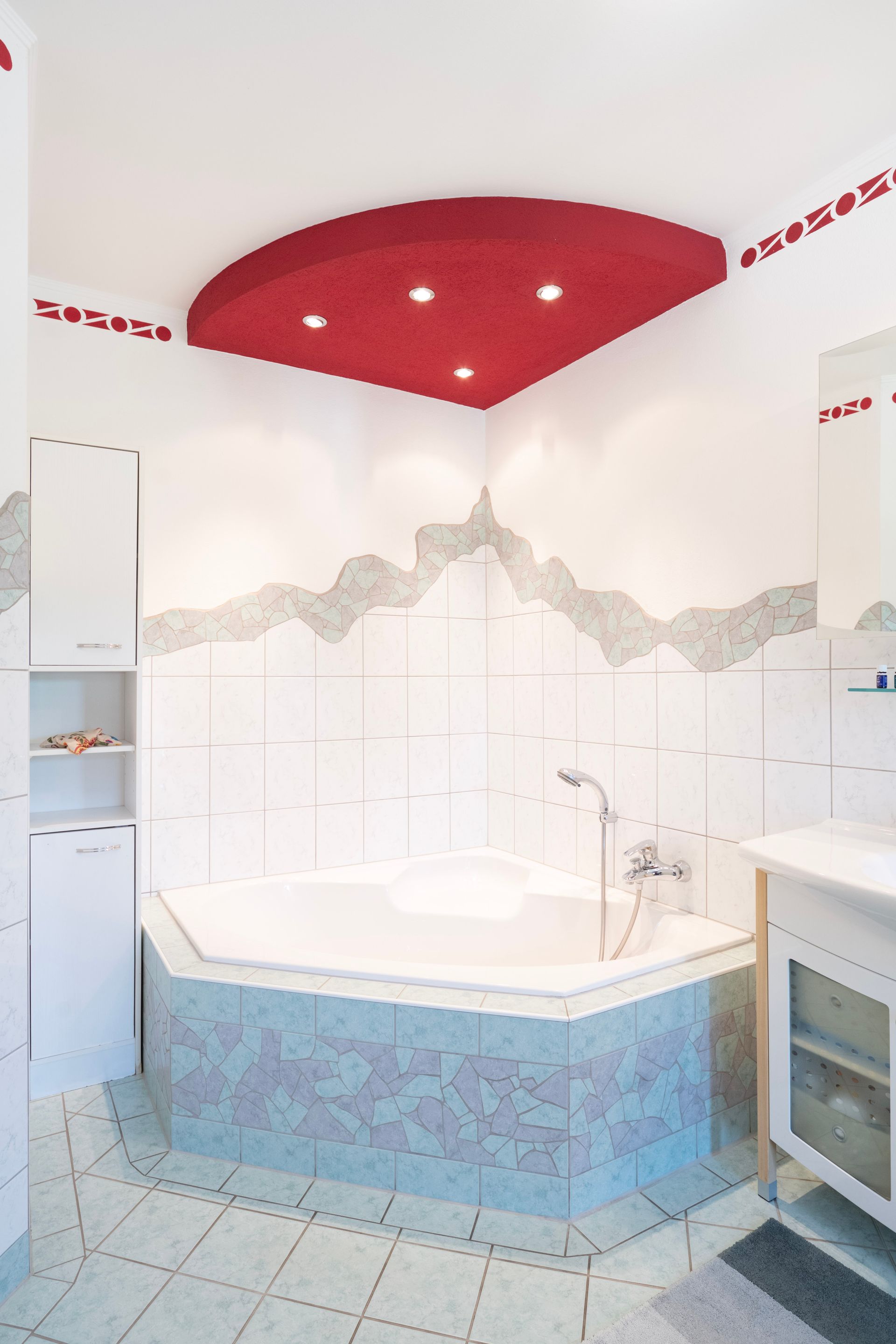 ein Badezimmer mit einer Badewanne und einem Waschbecken