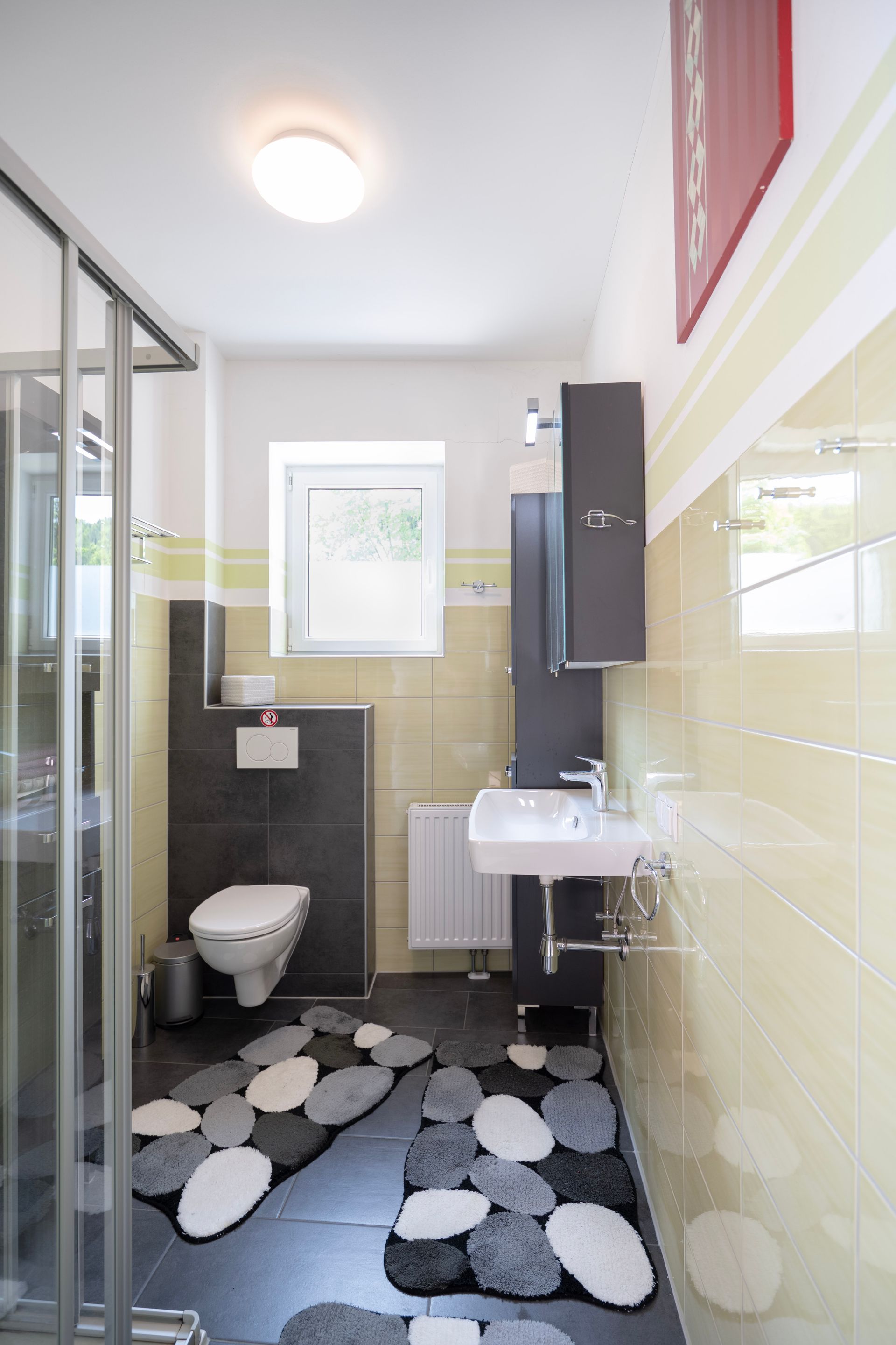 ein Badezimmer mit Toilette , Waschbecken und Dusche