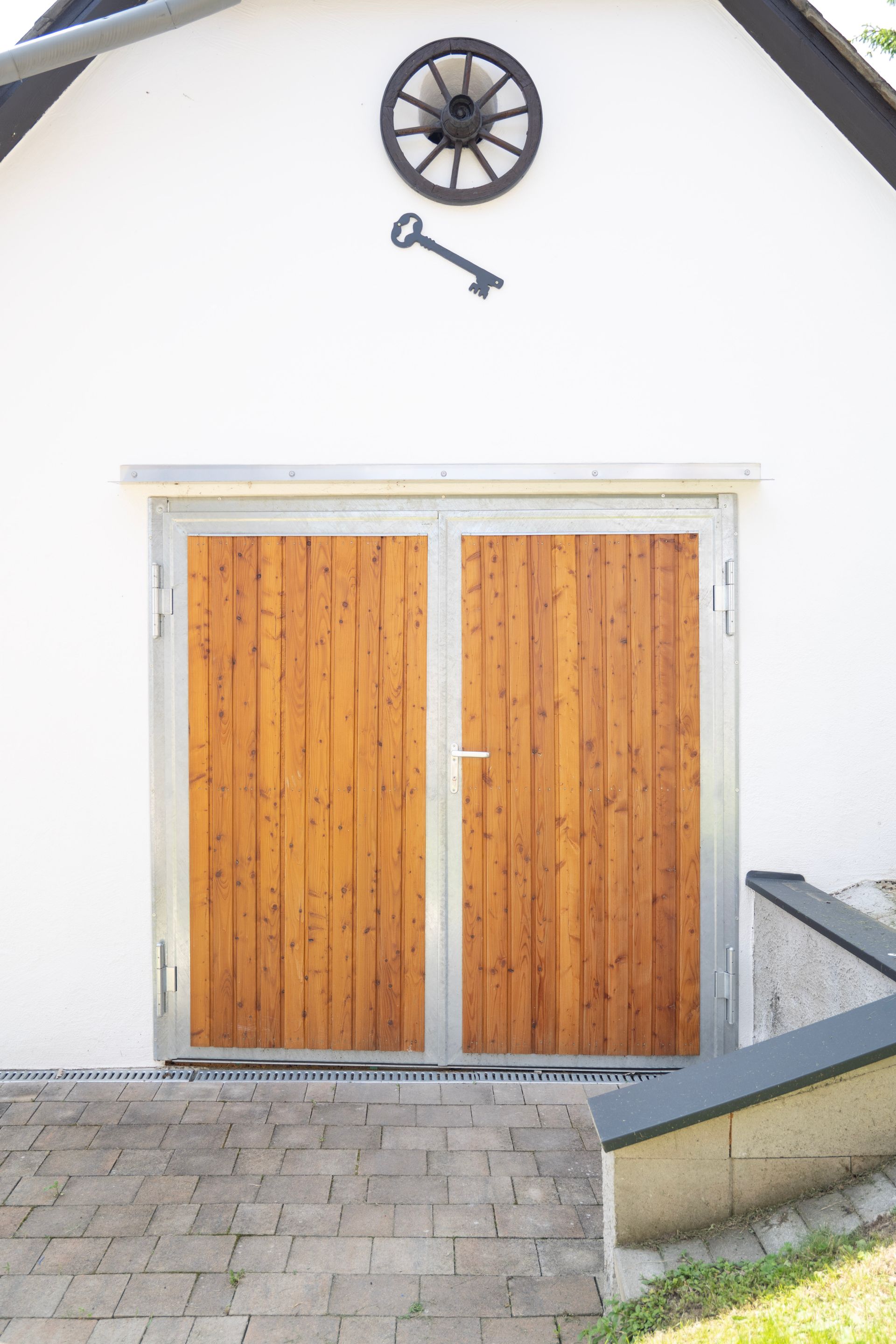 eine Garage mit Holztüren und einem Schlüssel darauf