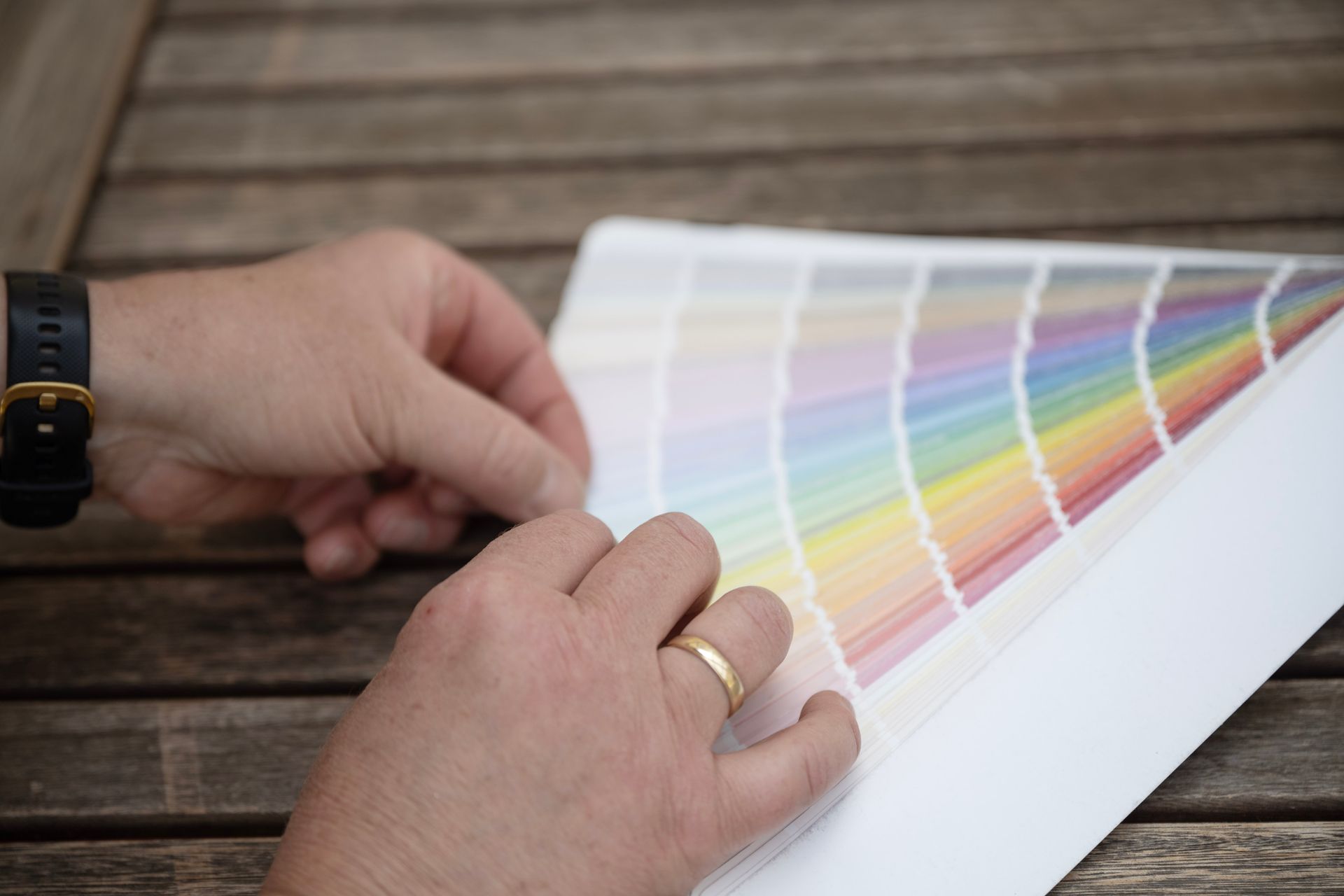 eine Person hält eine Farbpalette