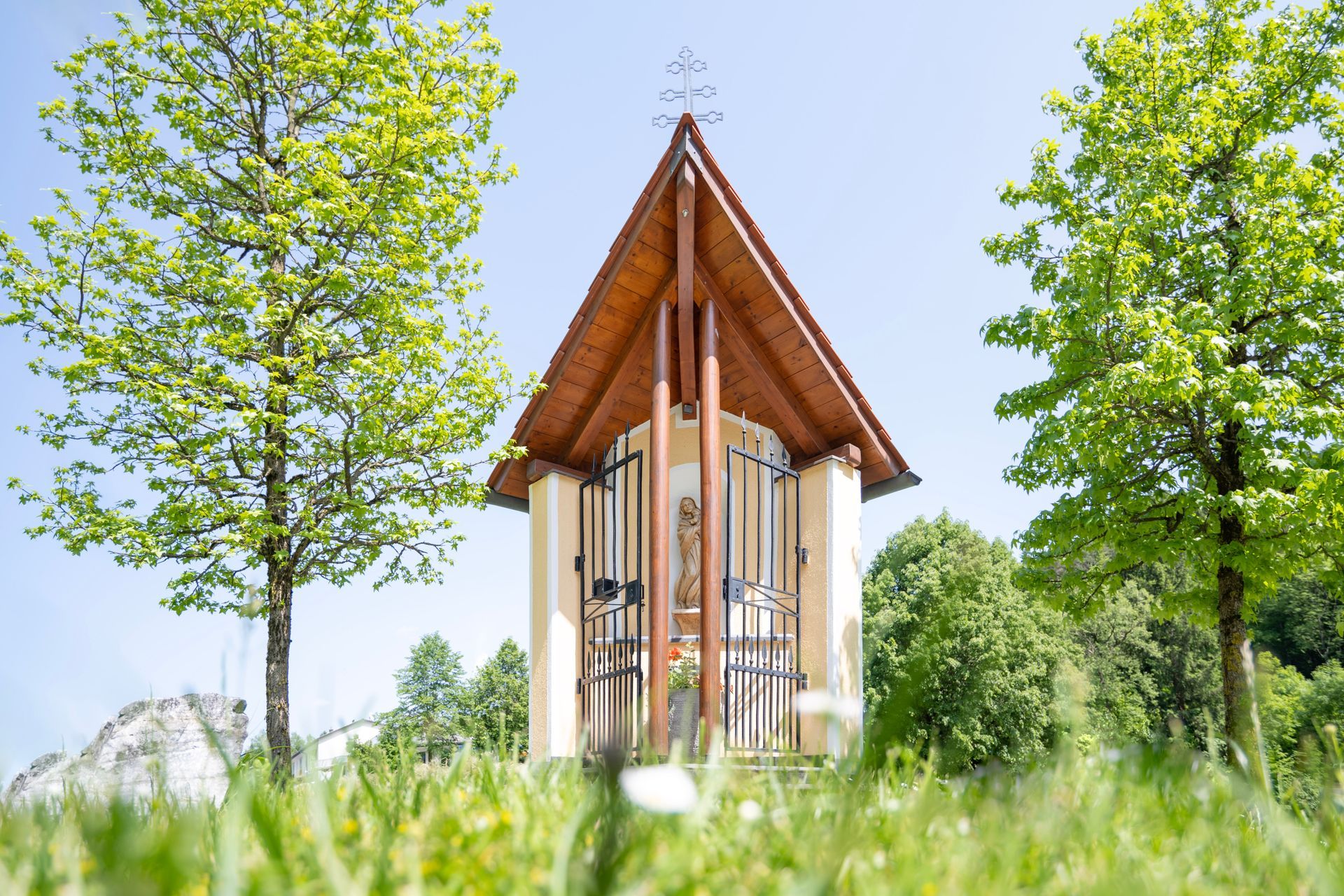 weißes Haus mit einem Kreuz auf dem Dach