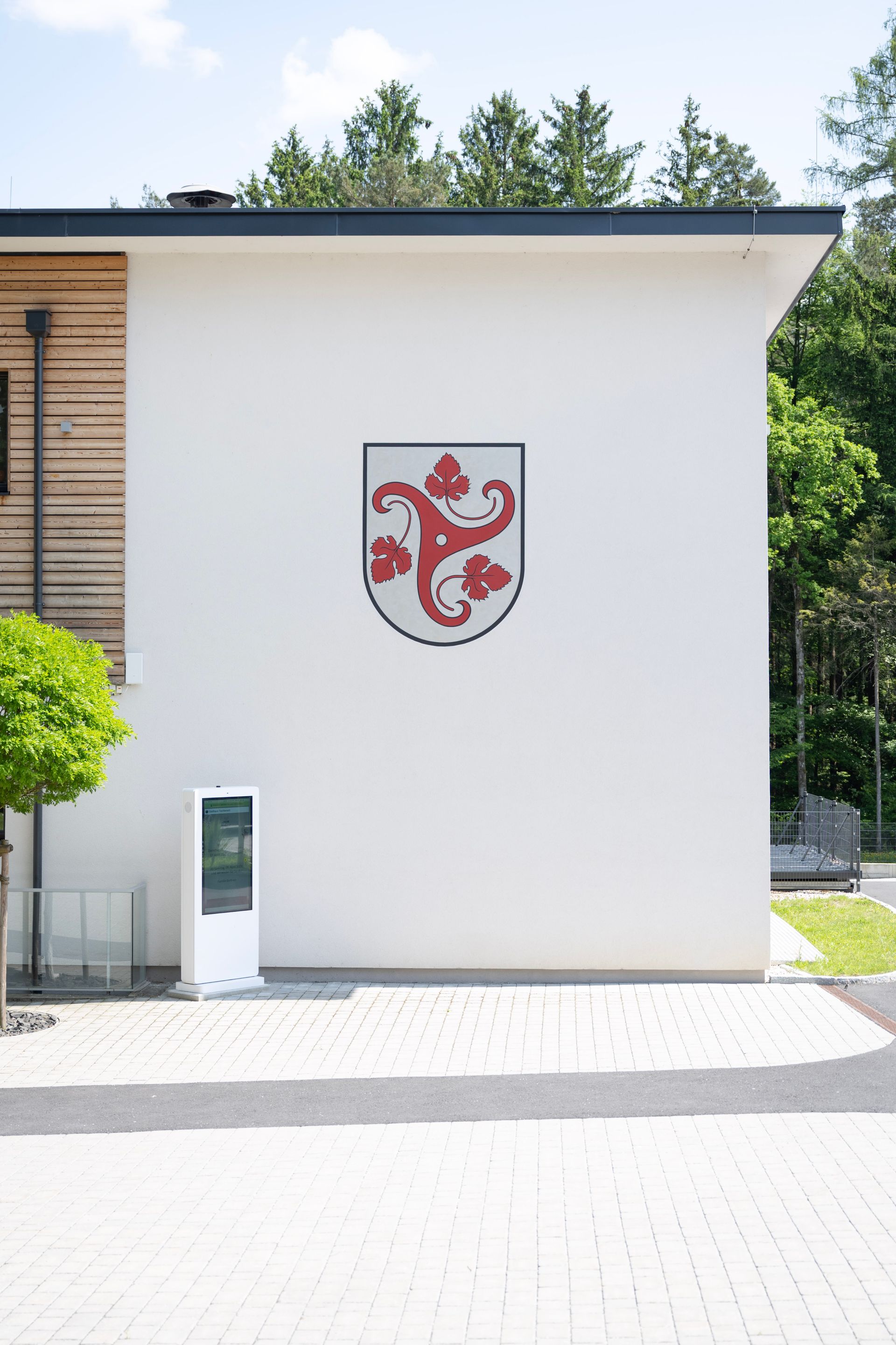 eine weiße Wand mit einem Wappen darauf