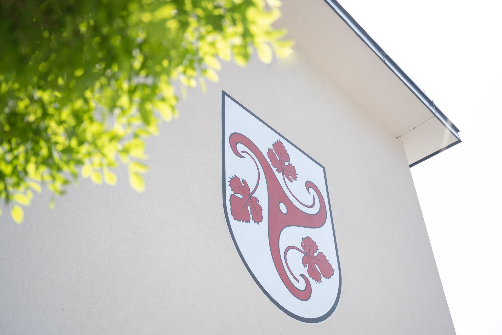 ein Wappen an der Seite eines Gebäudes