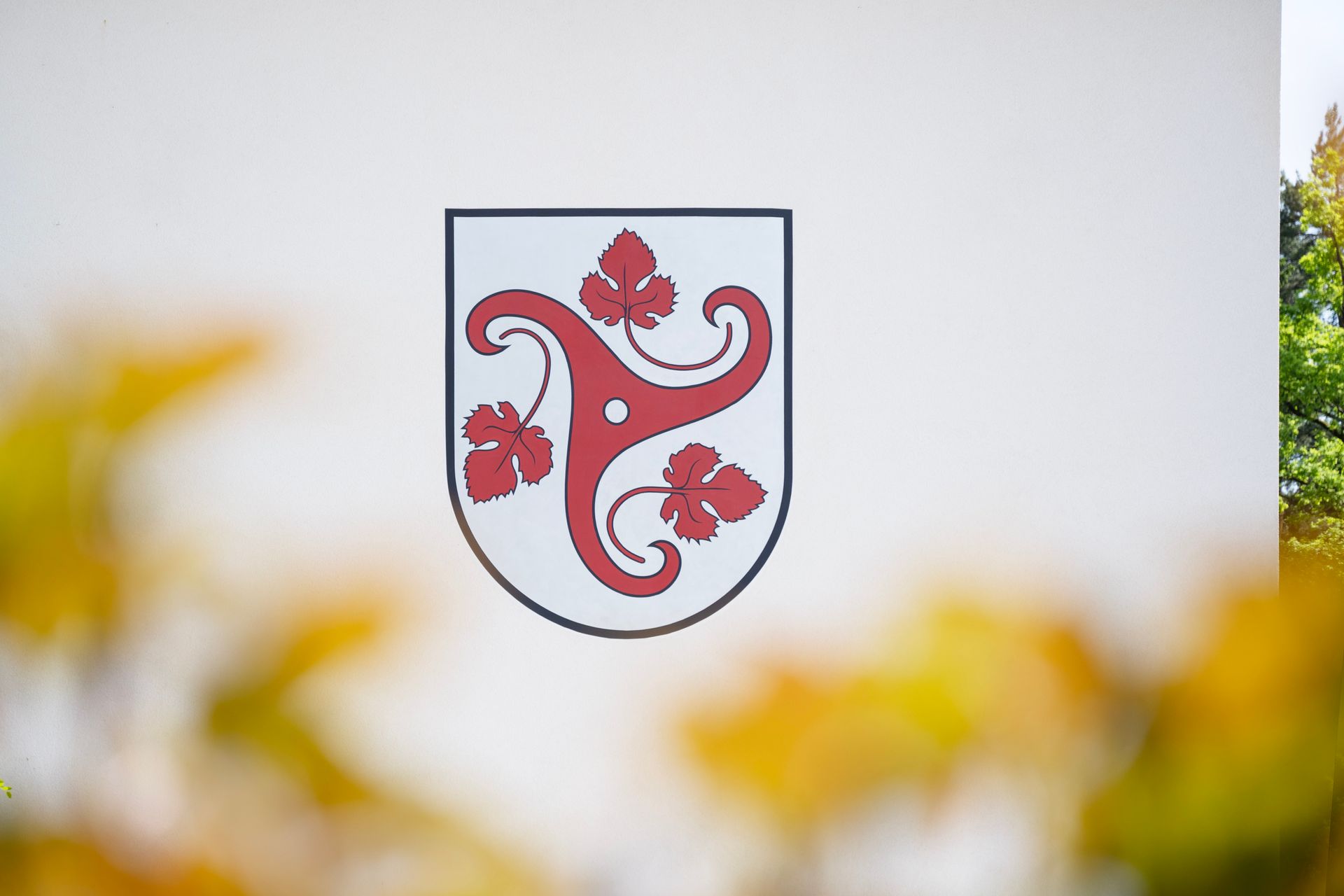 ein rot-weißes Wappen auf einer weißen Wand