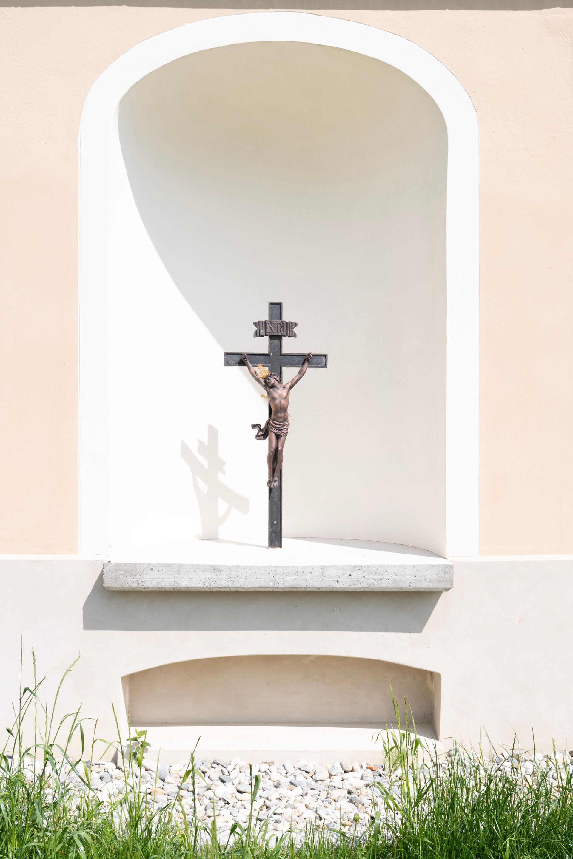 ein Kreuz mit einer Statue von Jesus darauf