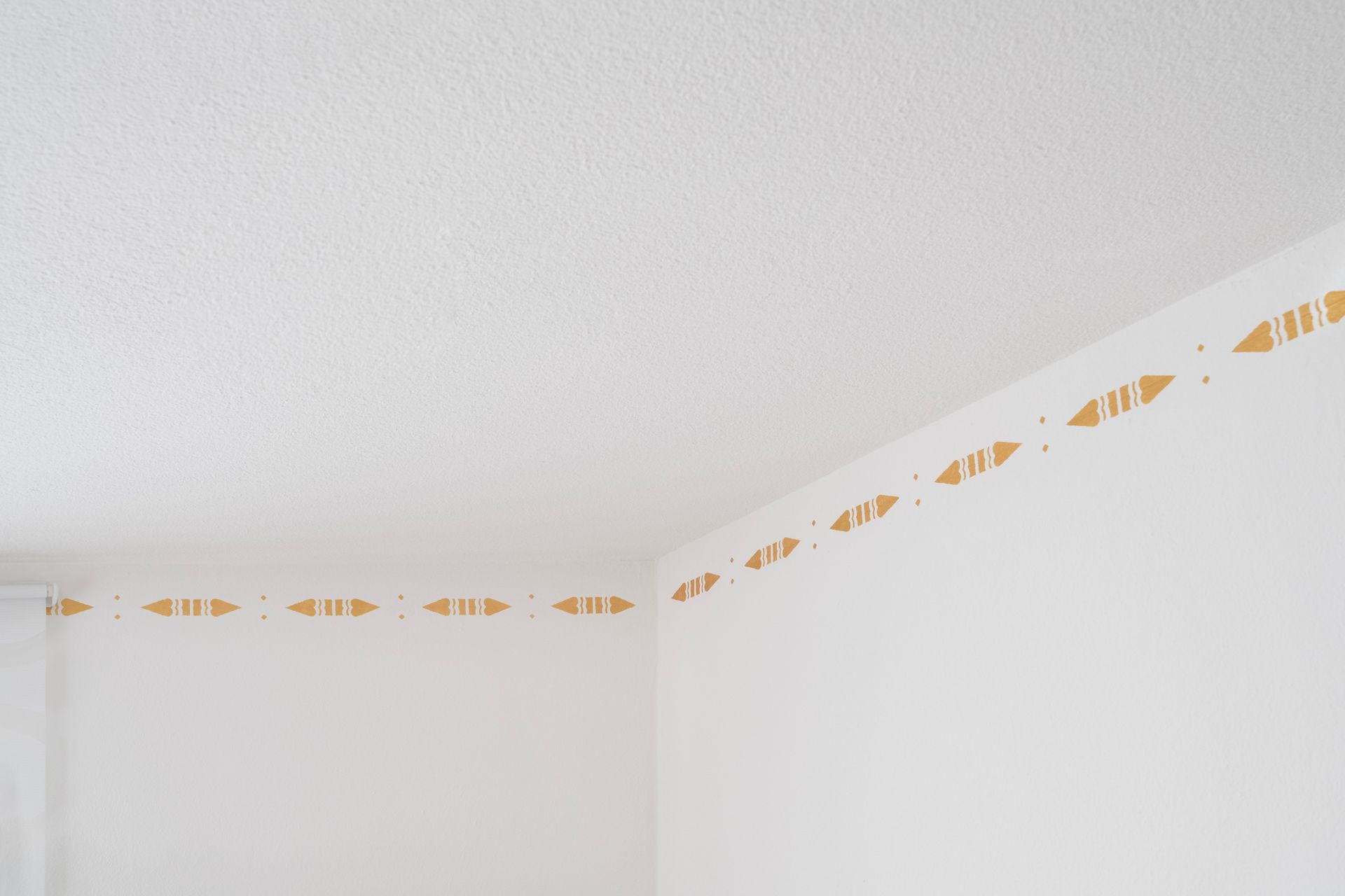 eine weiße Wand mit einem gelben Band darauf