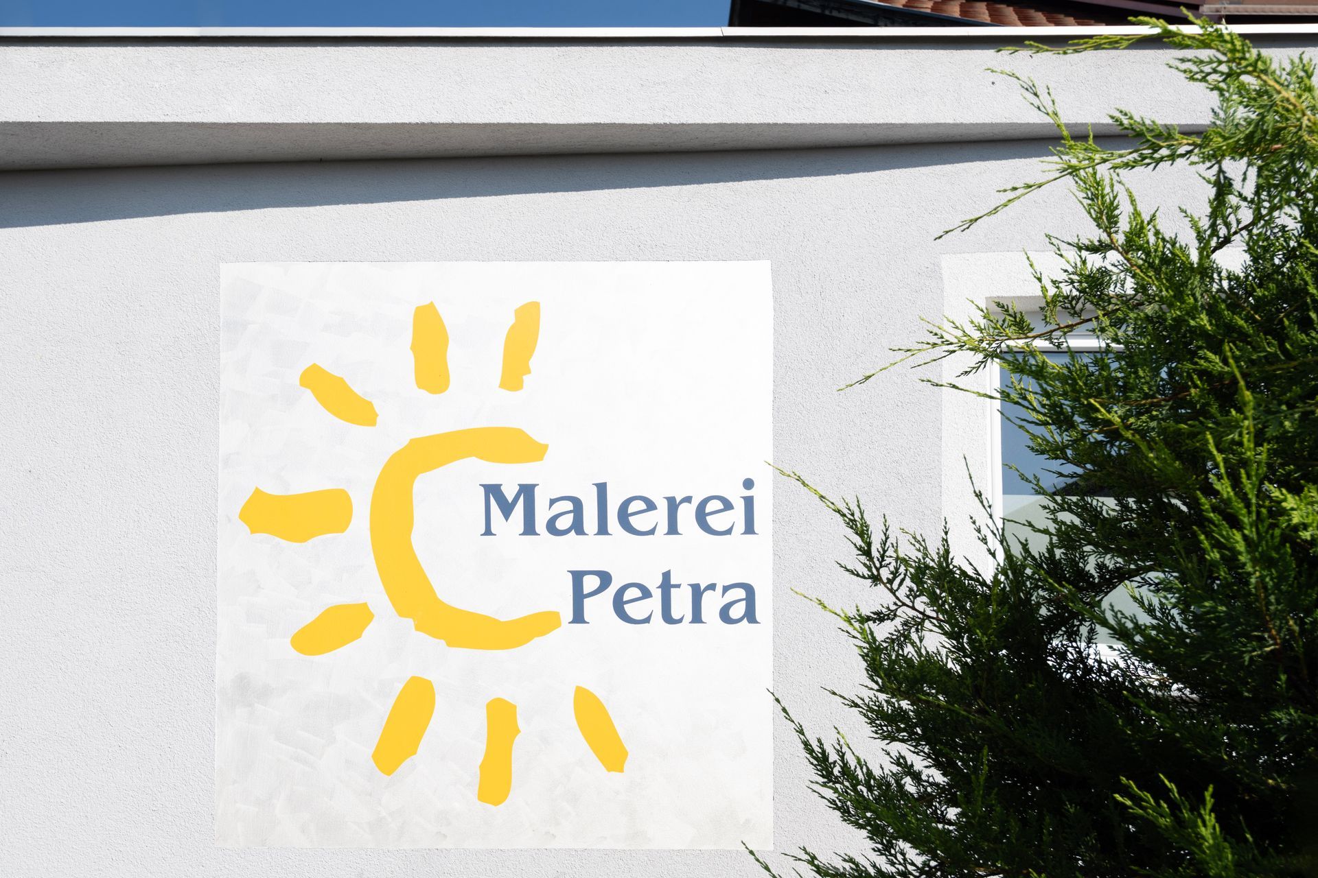 ein Schild an der Seite eines Gebäudes sagt malerei petra