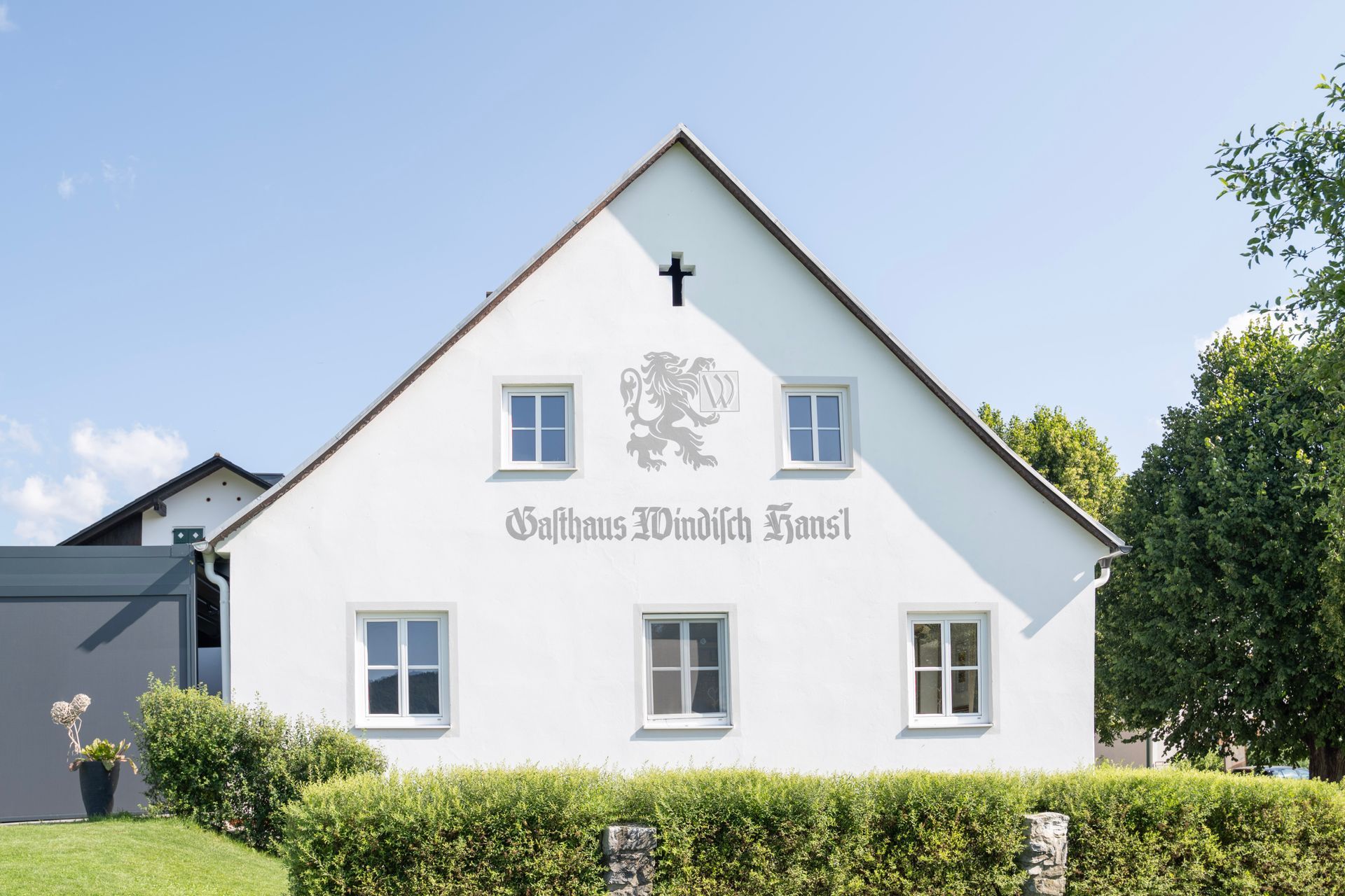 eine Holzwand mit einer weißen Tür