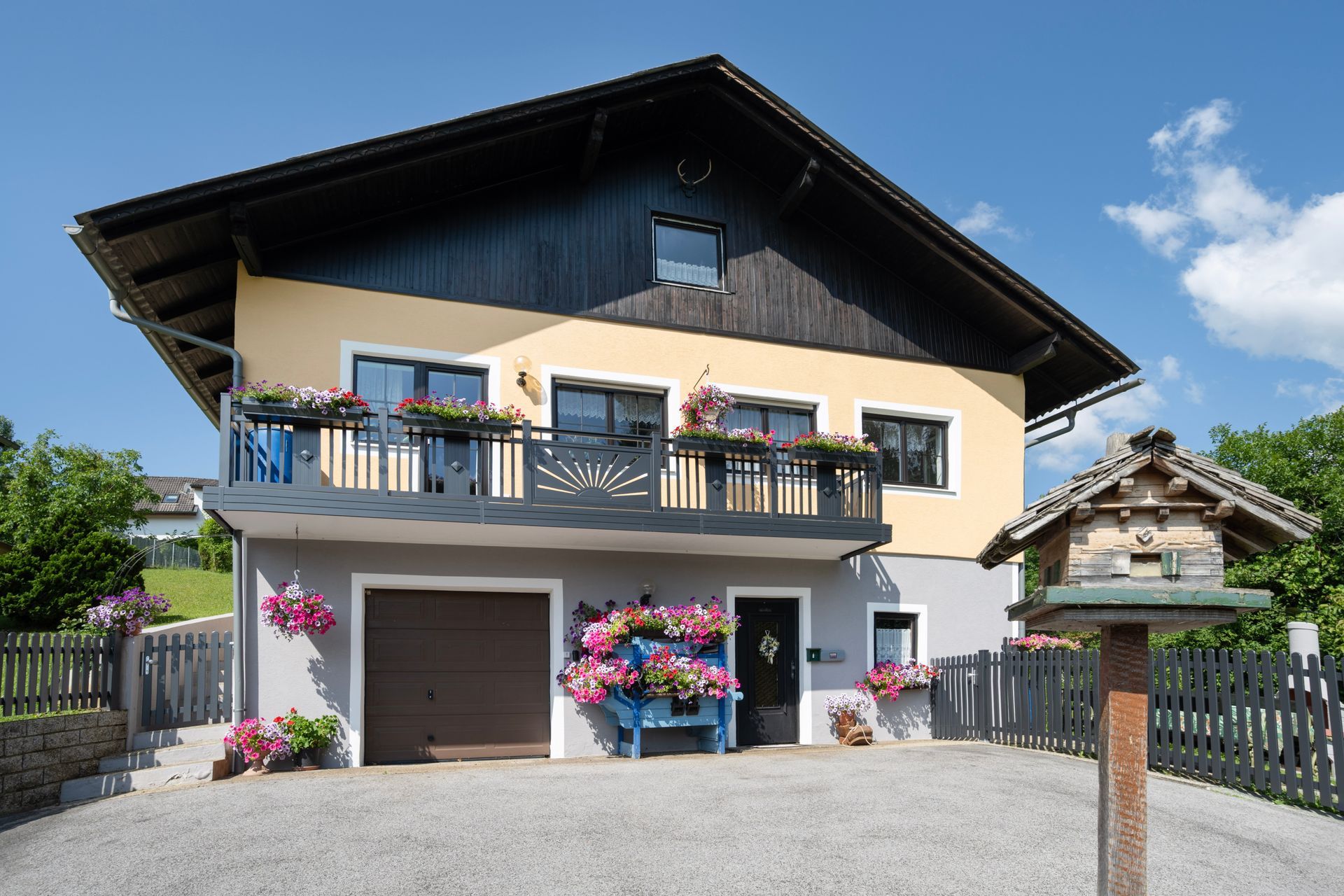 ein Haus mit einem Garagentor und einem Balkon