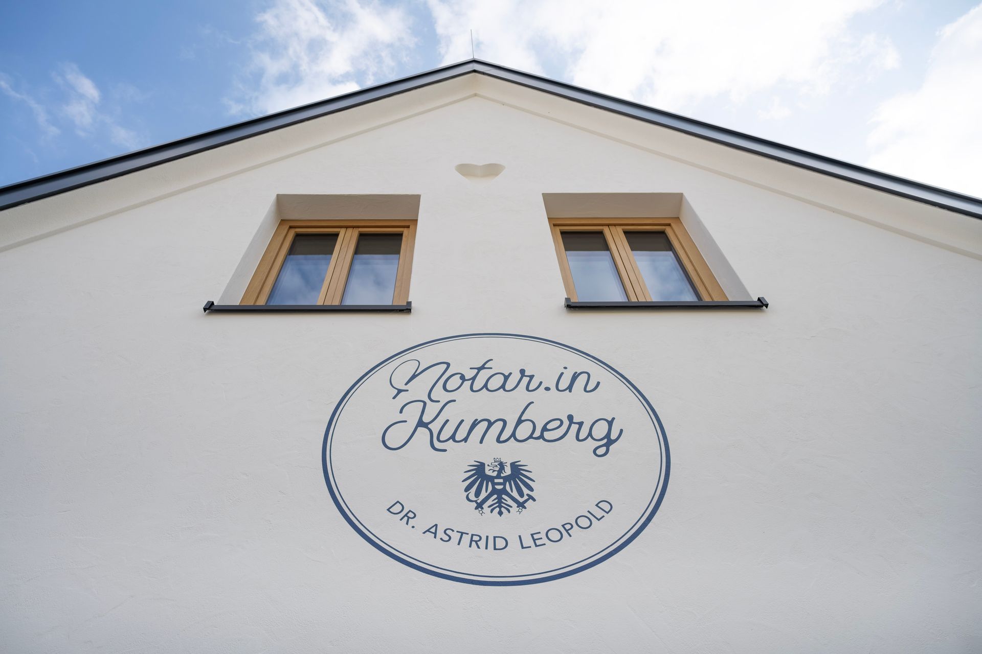 ein weißes Gebäude mit einem Schild darauf , das sagt 