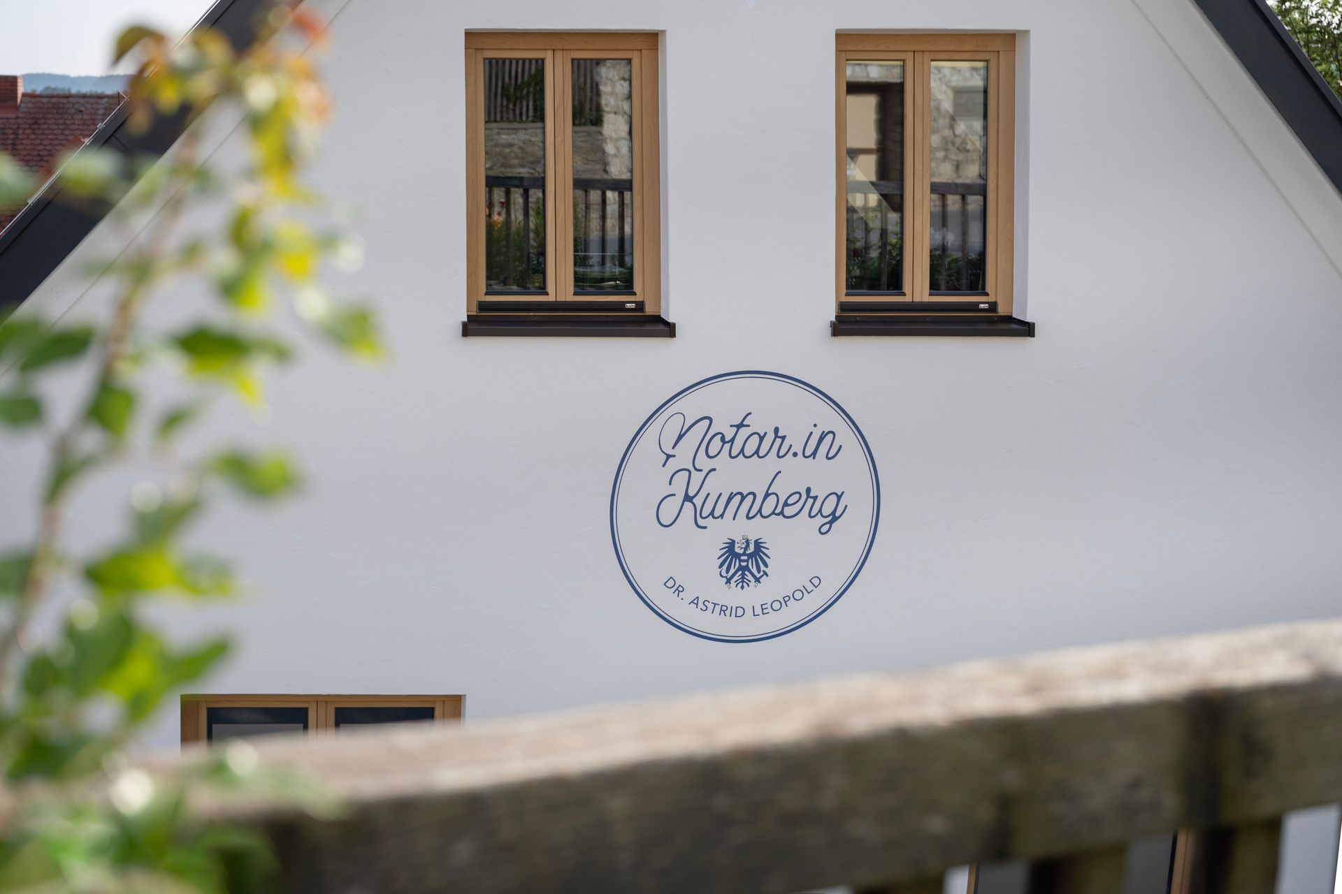 ein weißes Haus mit einem blauen Logo darauf