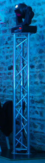 sctructure de scène avec statue