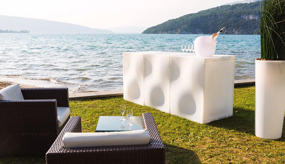 bord de l'eau ensoleillé