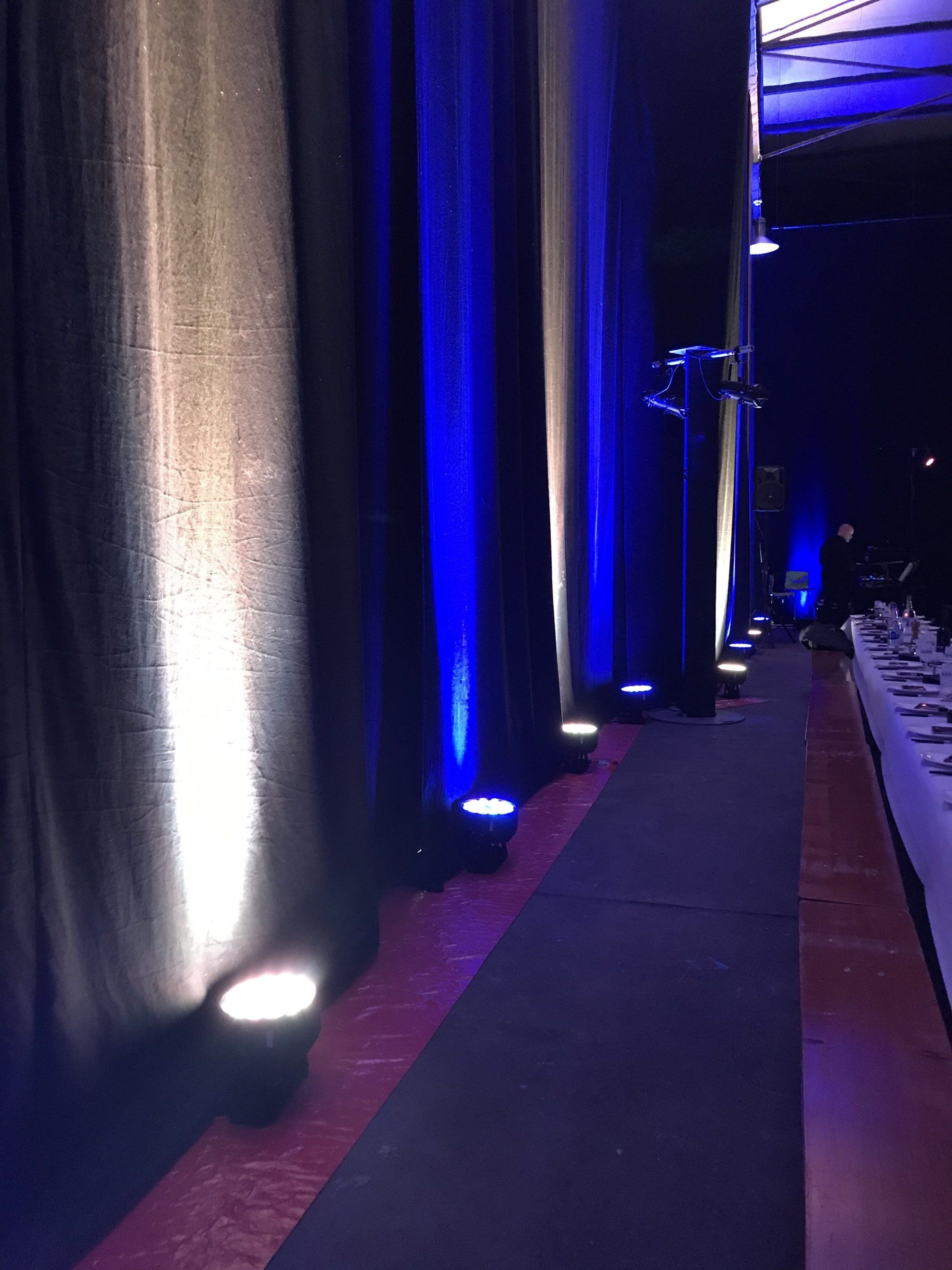 spots devant un rideau