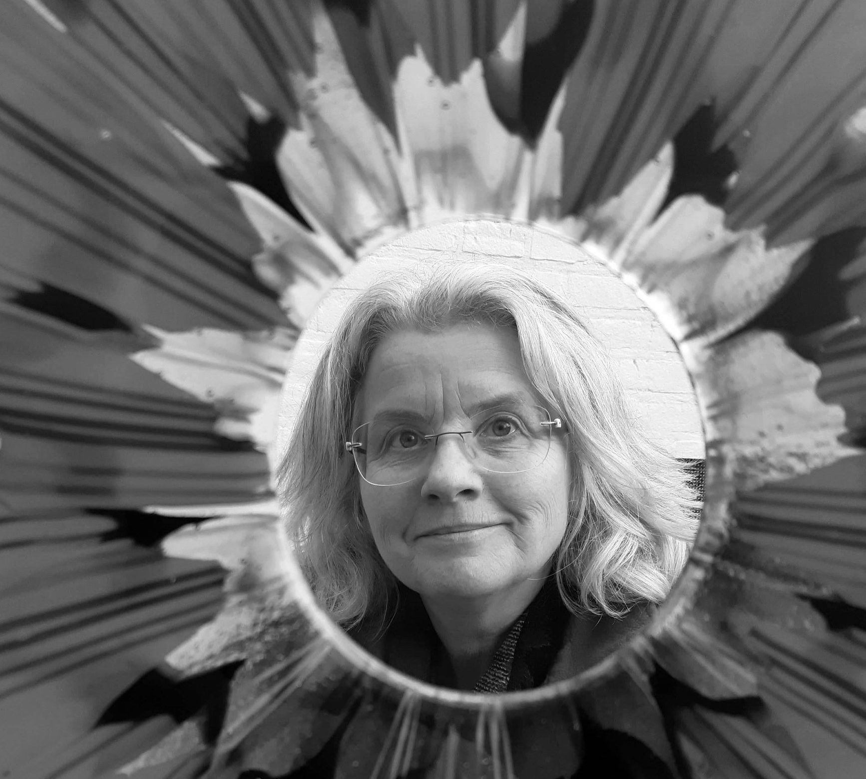 portret van Martine Knoppert achter kleurrijk kunstwerk