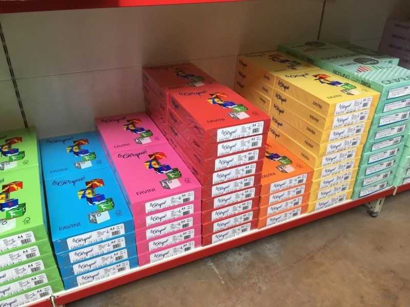 Pacchi di carta colorati