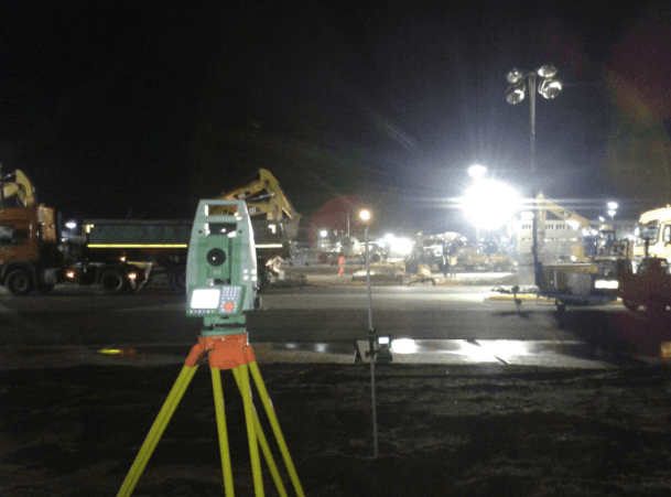 Eine Baustelle bei Nacht mit einer Kamera auf einem Stativ