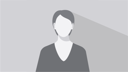 Graue Silhouette einer Person mit kurzen Haaren, die ein dunkles Oberteil trägt, hinter der ein Schatten entsteht.