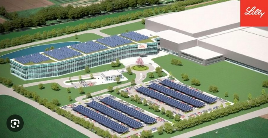 Eine Luftaufnahme eines großen Gebäudes mit Solarmodulen auf dem Dach.