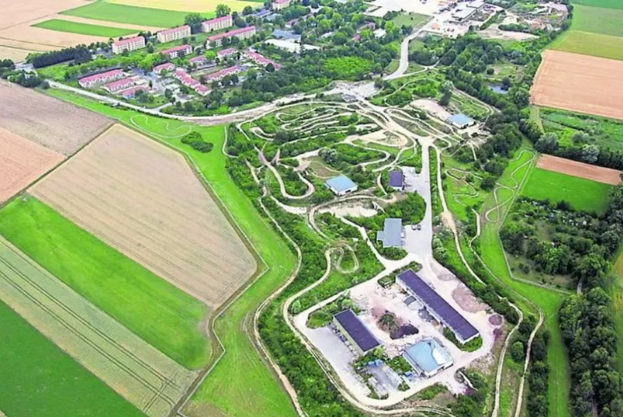 Eine Luftaufnahme eines großen Parks, umgeben von Feldern und Bäumen.