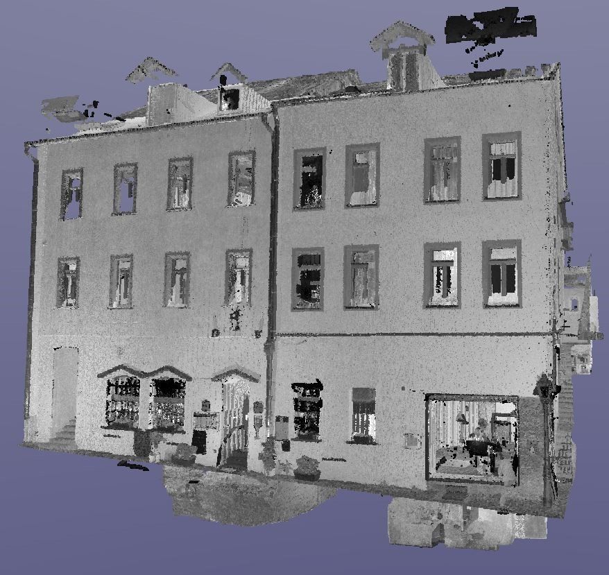Ein Schwarzweißfoto eines Gebäudes mit violettem Hintergrund