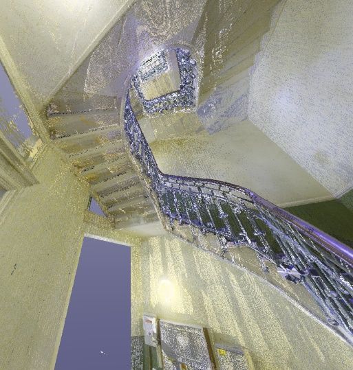 Eine Wendeltreppe mit einem violetten Geländer in einem Raum