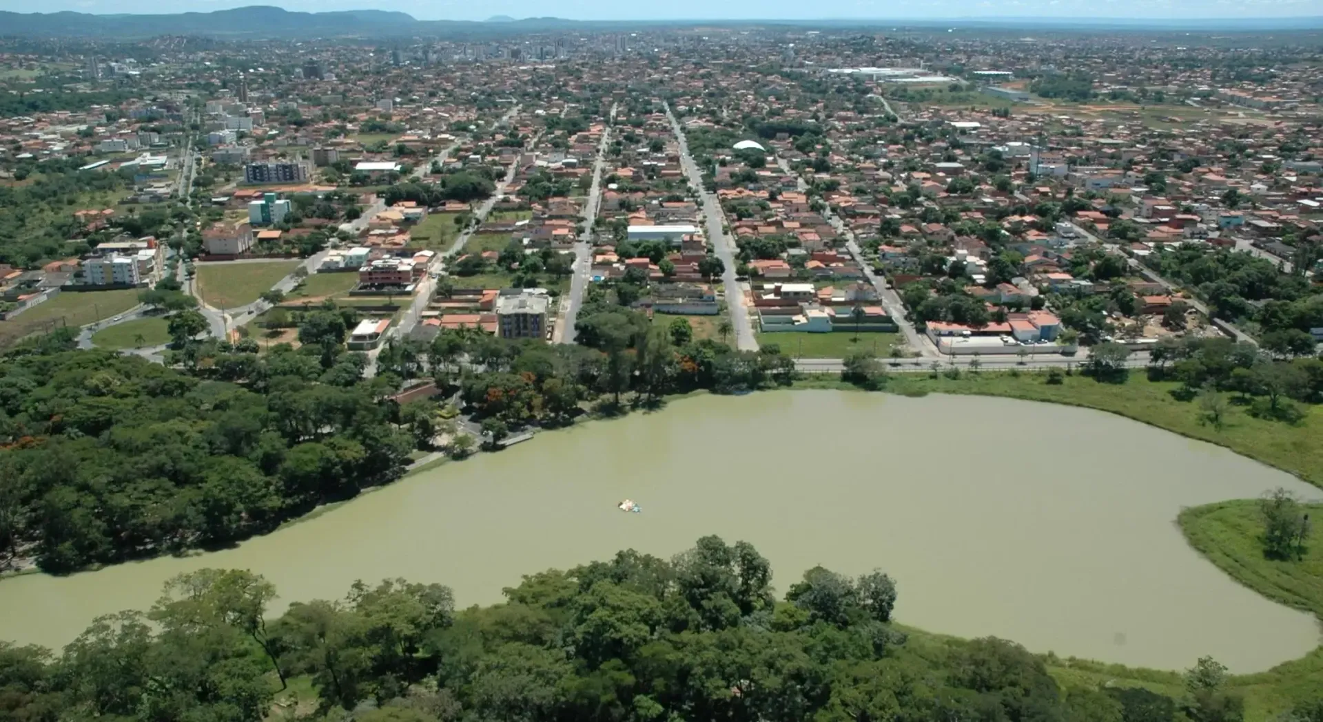 Vista aérea do lago do parque Milton Prates, Montes Claros, MG