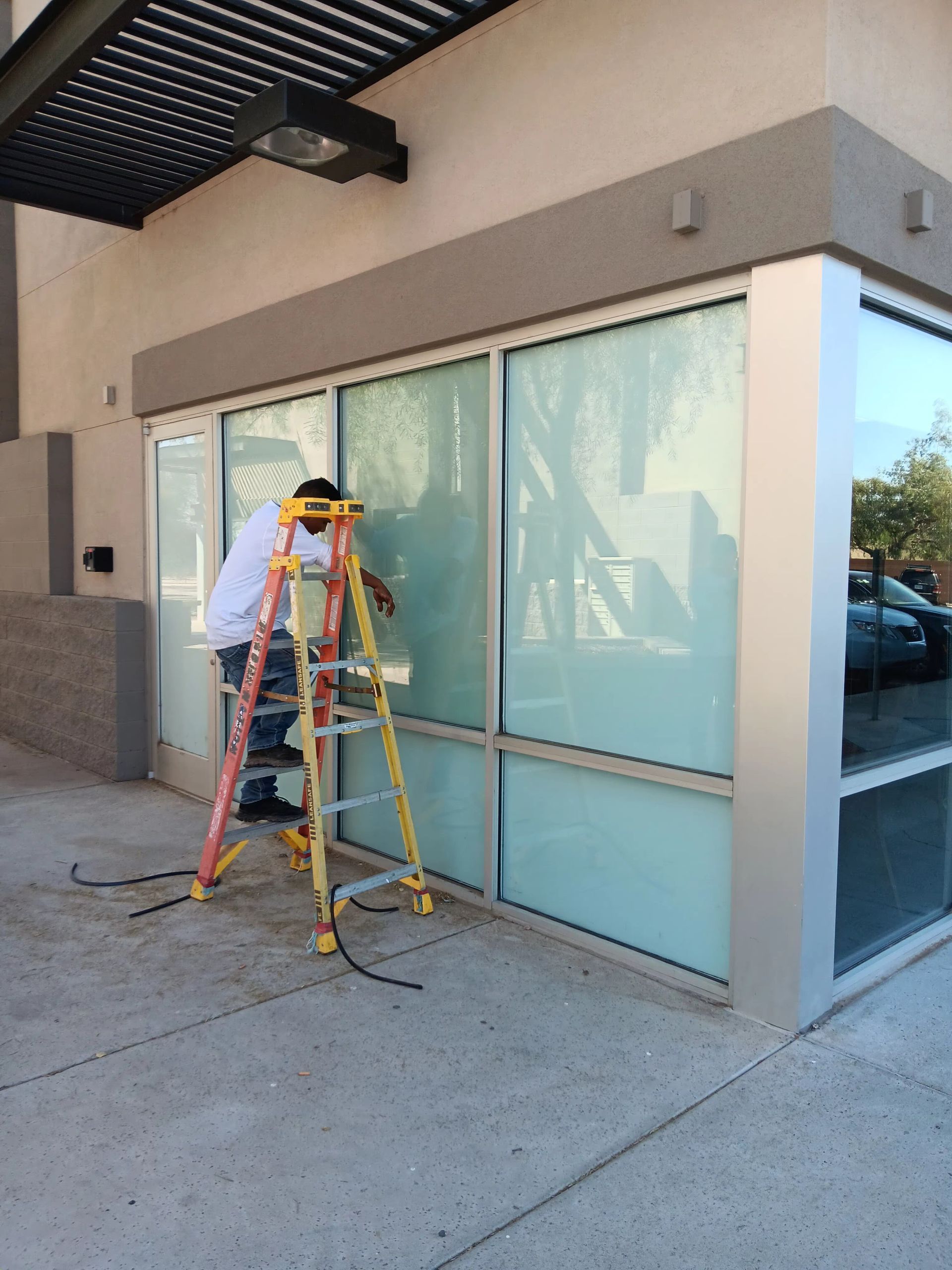 Mesa commercial glass installer fitting large display windows