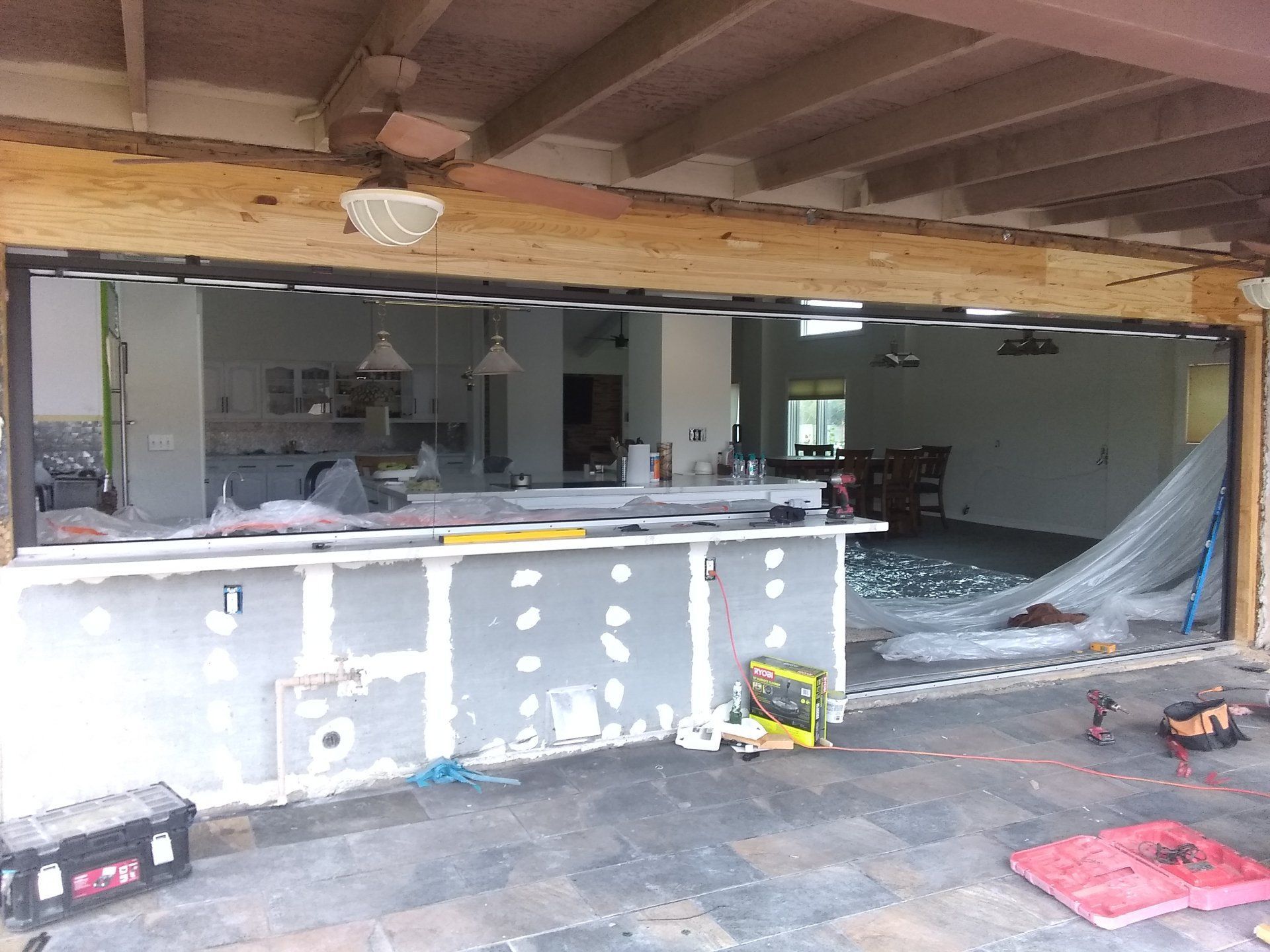 Glendale retail store receiving new tempered glass panels