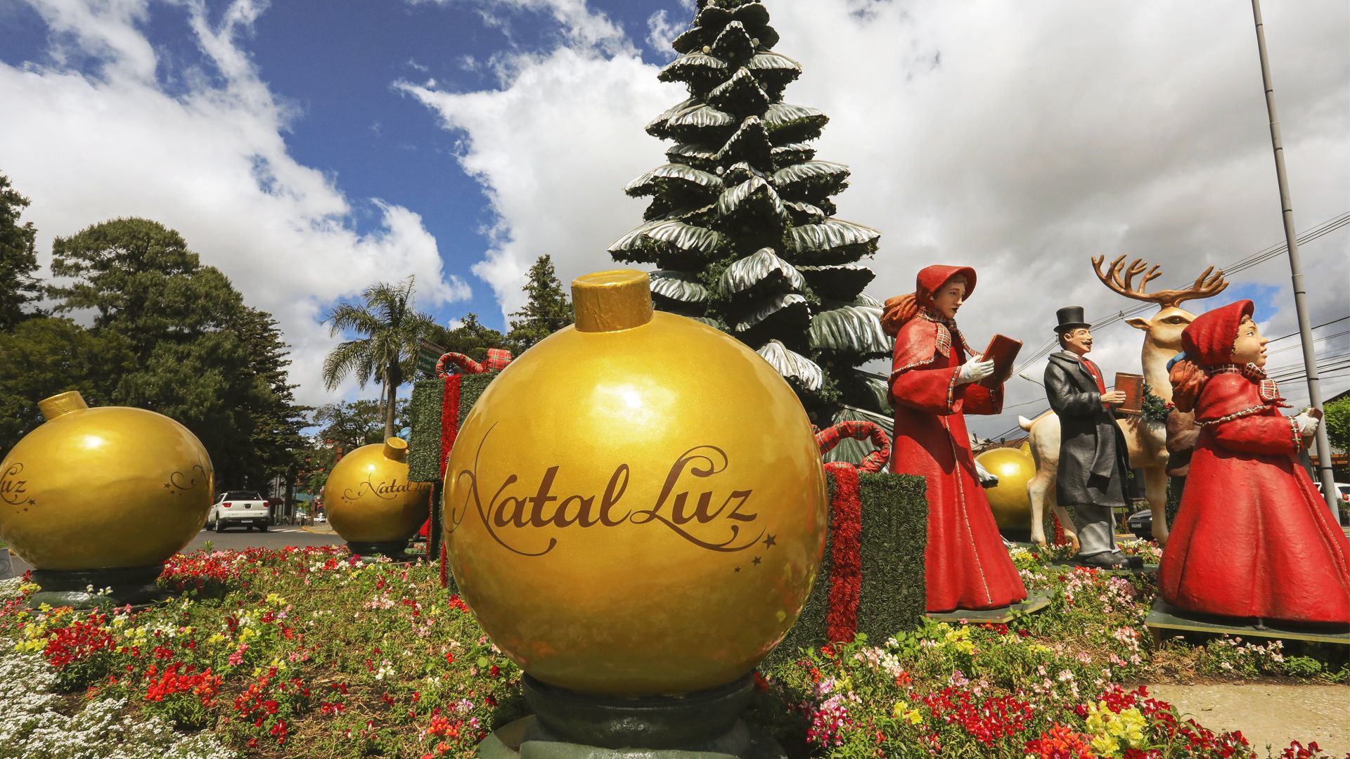 Uma bola de natal dourada com a palavra natal luz