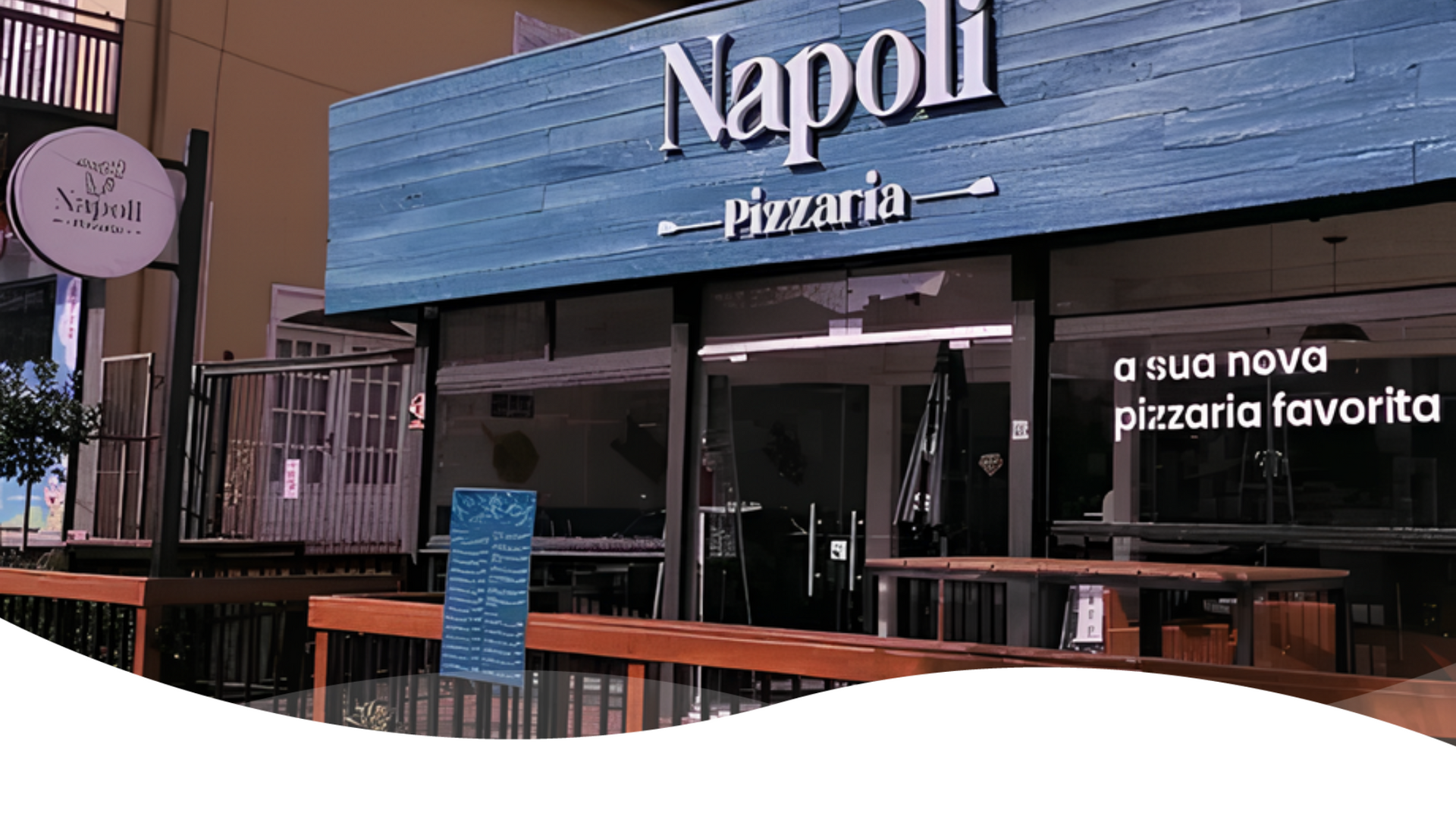 Um restaurante com uma placa azul que diz pizzaria napoli