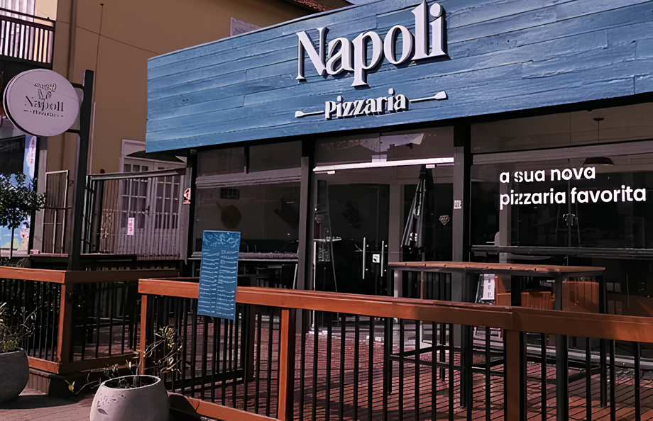 Um restaurante com uma placa azul que diz pizzaria napoli