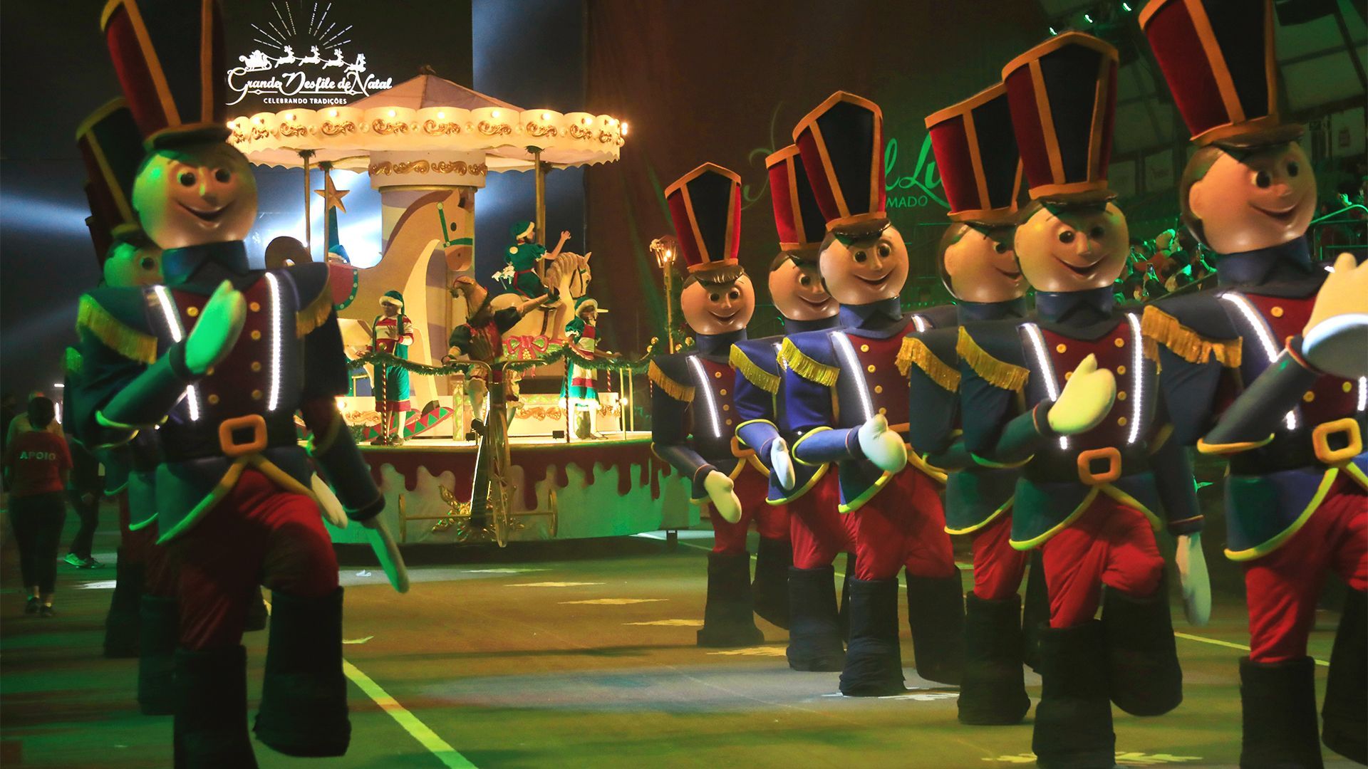 Um grupo de soldadinhos de brinquedo marchando em frente a um carrossel