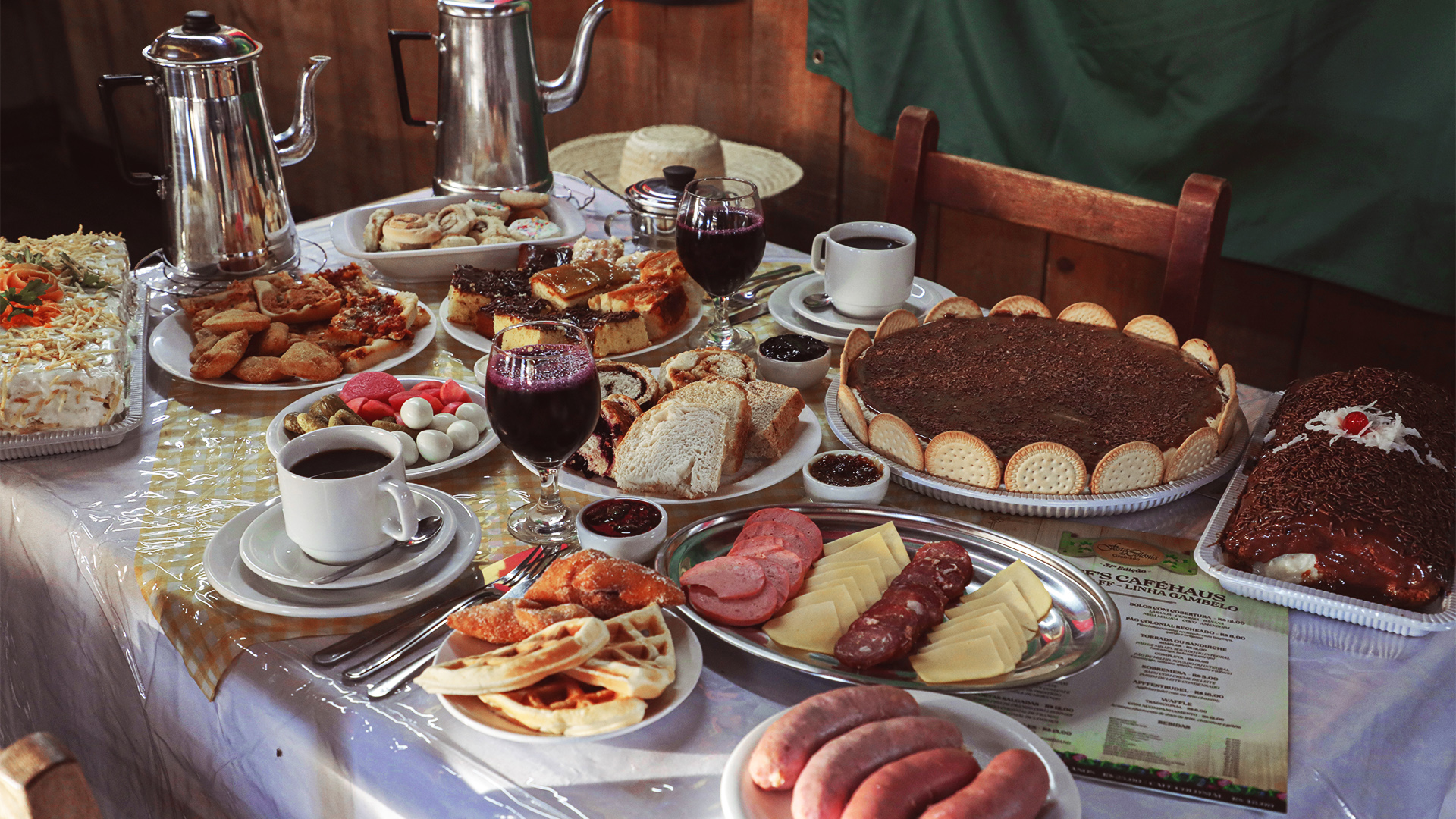 Uma mesa coberta com pratos de comida e bebidas