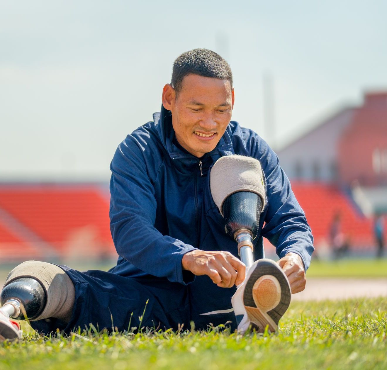 Man with prosthetic legs on a track