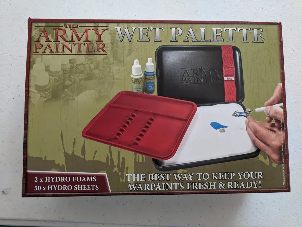 Box for Army Painter wet palette. Shows the palette, hydro foam, and hydro sheets. Text: