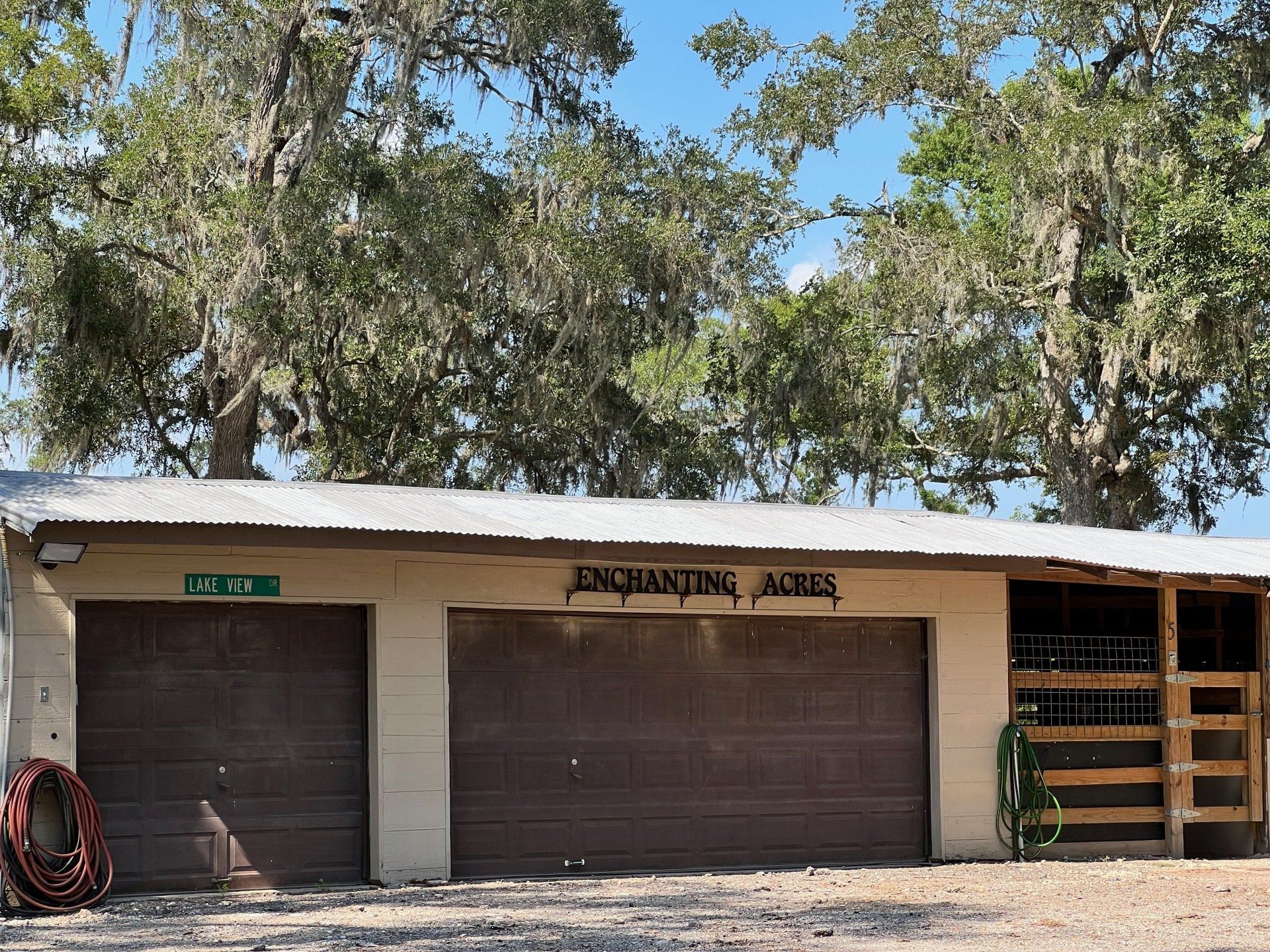 a garage with a sign that says enchanting horses