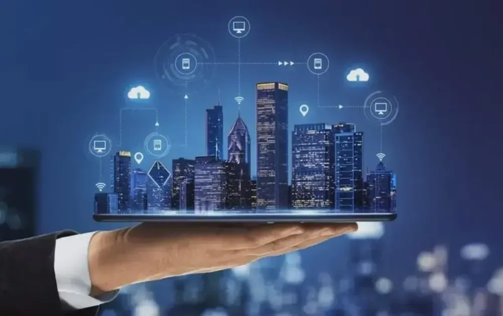 Mulher olhando para cima com telas flutuantes exibindo diversos dados e imagens.