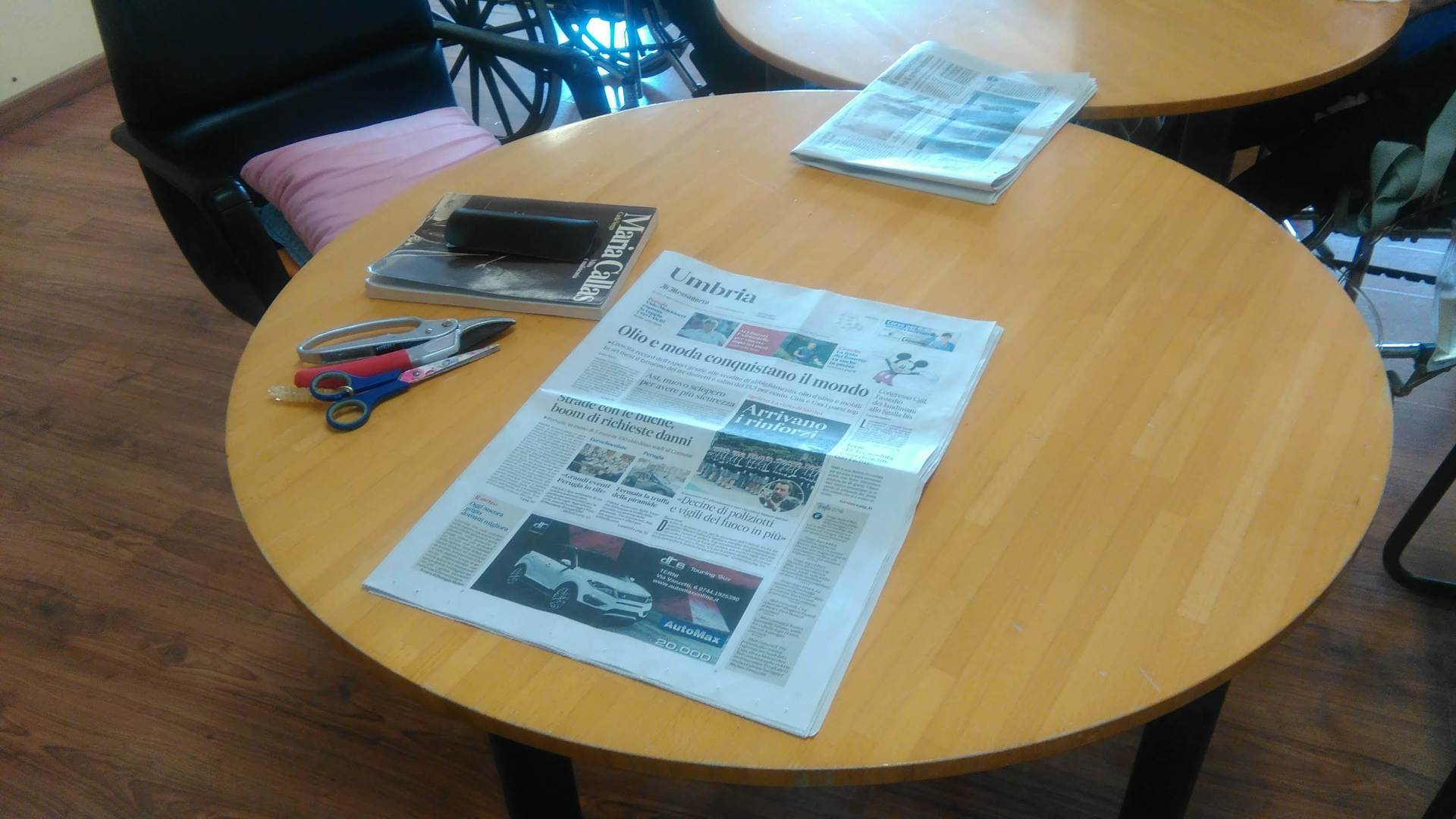 giornale in sala lettura di una casa di riposo