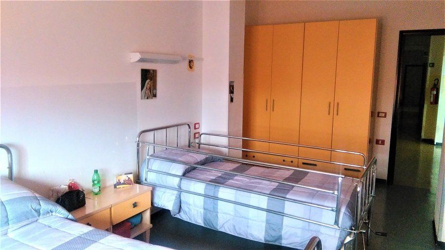 camera doppia con armadio a 4 ante in residenza per anziani