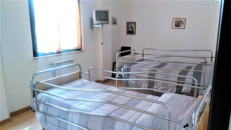 camera doppia con tv in residenza per anziani