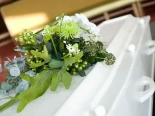 realizzazione addobbi floreali per funerale
