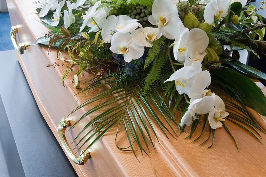 Bara in legno con addobbi floreali dell'agenzia funebre di Cava de' Tirreni