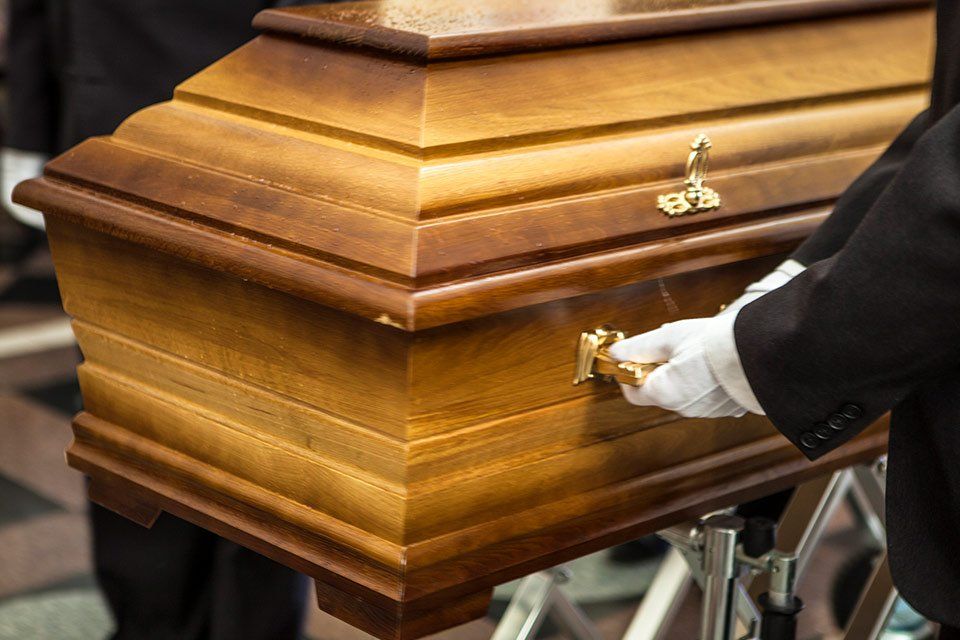 Trasporto feretro da parte di personale dell'agenzia di onoranze funebri di Cava de' Tirreni