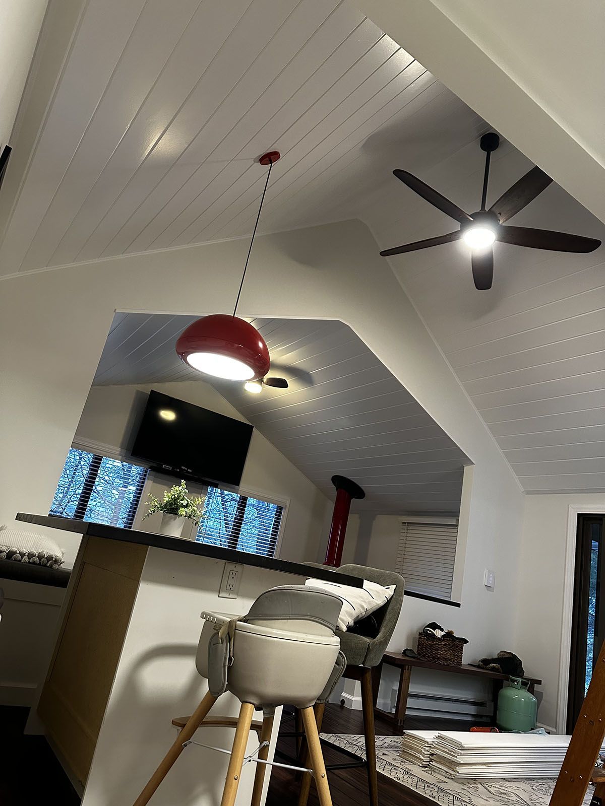 A ceiling fan is hanging from the ceiling of a living room.