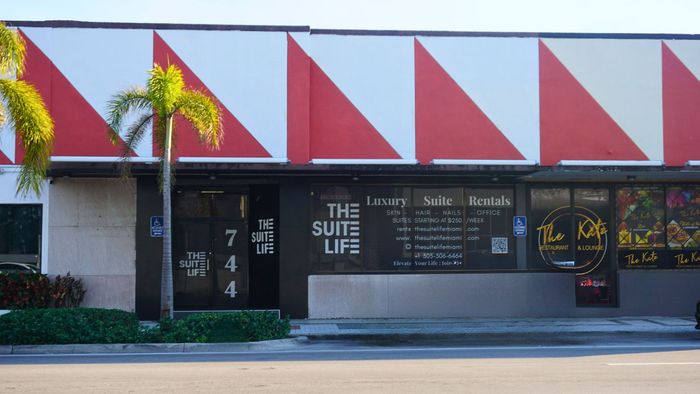 Salon suites for rent in North Miami exterior building with private beauty studios