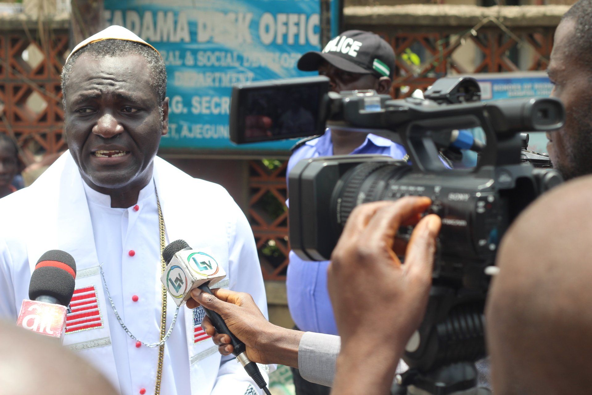 Archbishop sharing free food stuff at Ajerome ifelodun local government