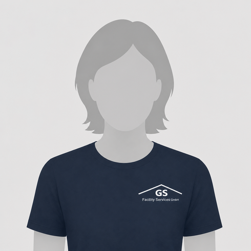 Person in einem dunkelblauen T-Shirt mit GS-Logo auf der Brust vor hellgrauem Hintergrund