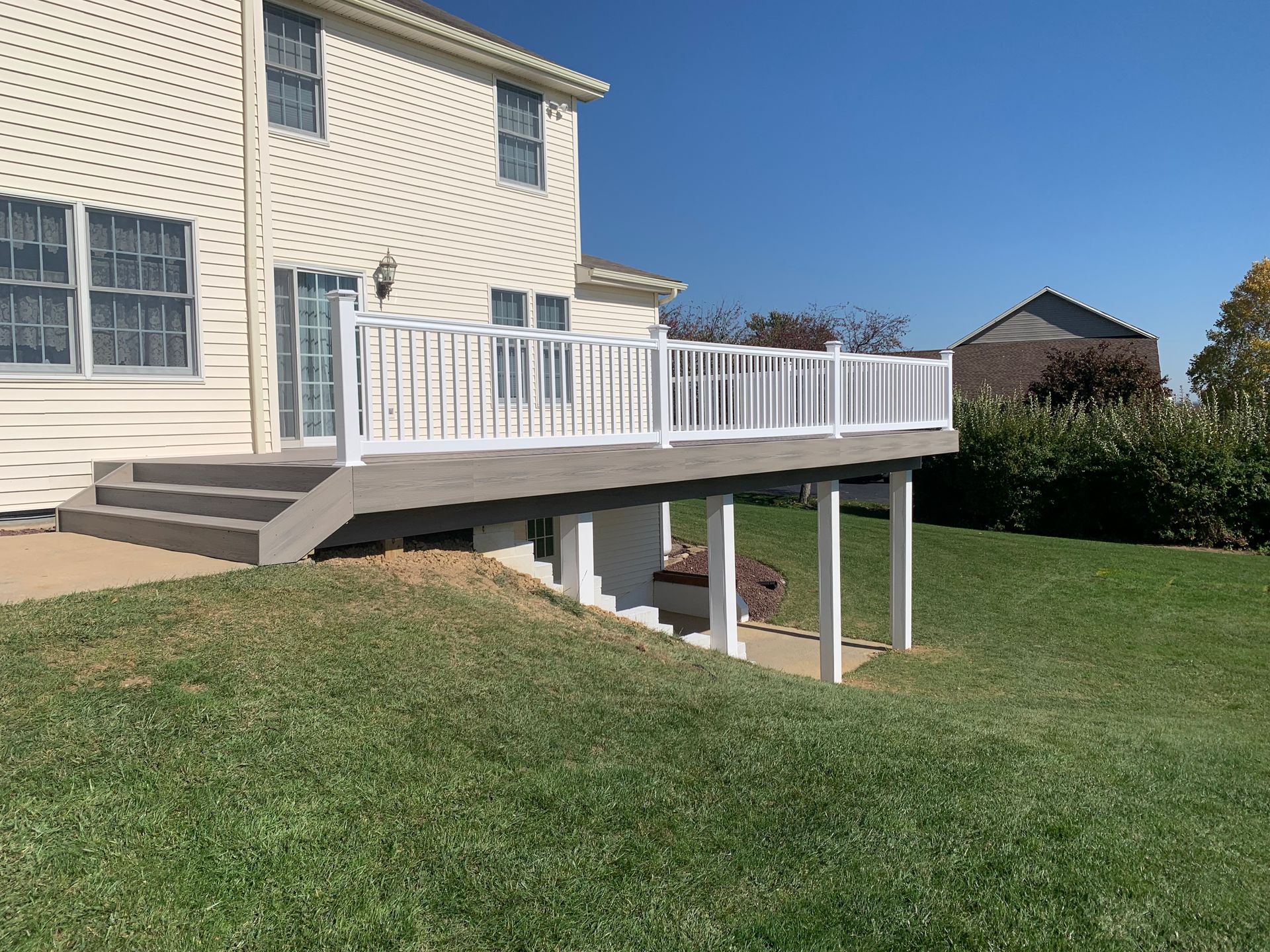 Remodeling Experts deck builder contractor custom maintenance free composite decking with aluminum railing